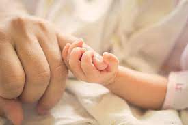 Grands-parents/petits-enfants : donner une somme d’argent tout en gardant le contrôle